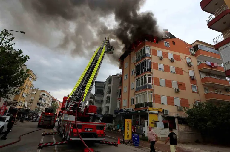 Antalya’da 5 katlı apartmanın çatısında yangın paniği

