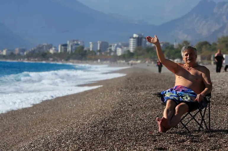 Antalya’da dün yağmur ve fırtına, bugün deniz keyfi
