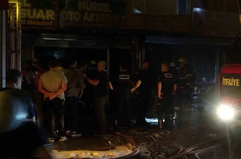 Antalya’da iki iş yerinde yangın: Alevler üst kattaki eve de zarar verdi
