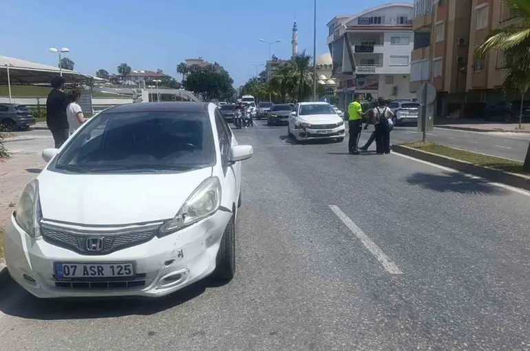 Antalya’da iki otomobil çarpıştı: 2 yaralı
