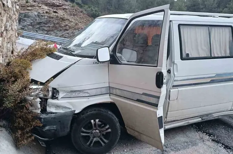 Antalya’da istinat duvarına çarpan aracın sürücüsü yaralandı
