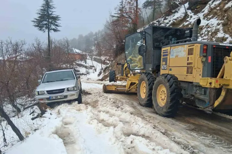 Antalya’da karla mücadele: Yüksek kesimlerde mahsur kalan araçlar kurtarıldı
