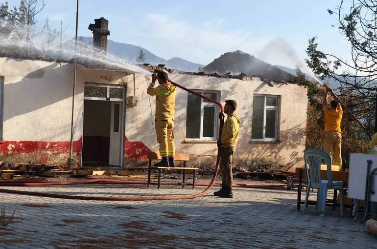 Antalya’da ormanlık alanda çıkan yangında eski okulun çatısı yandı
