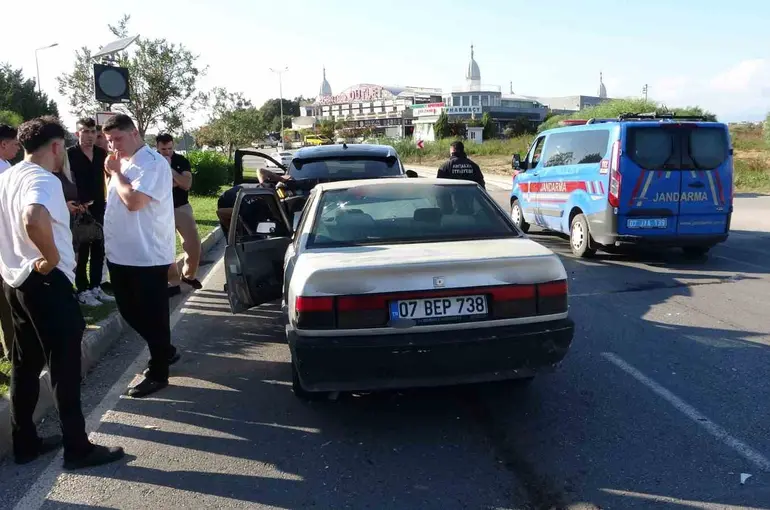Antalya’da otomobiller çarpıştı: 1 yaralı
