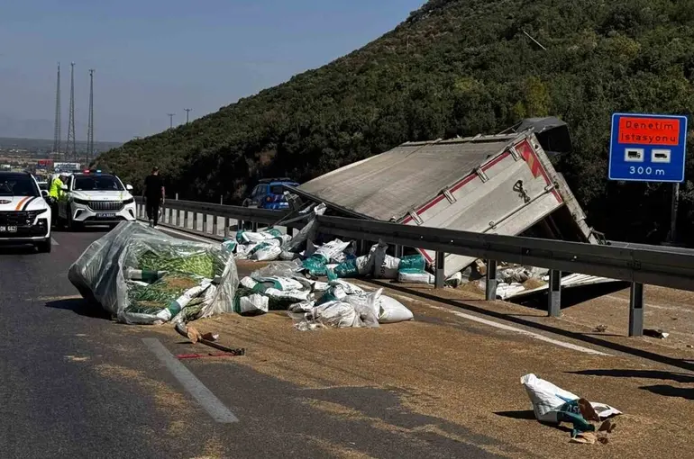 Antalya’da tır devrildi, ortalık savaş alanına döndü: Genç sürücü hayatını kaybetti

