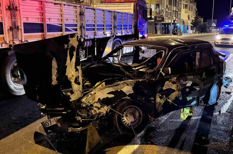 Antalya’da tırla otomobil çarpıştı: 1 ağır yaralı
