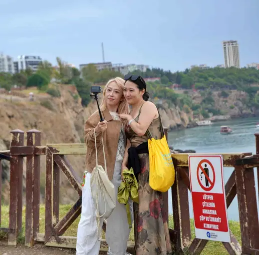 Antalya’da turistler yağmura şemsiye, şelaleye objektif açtılar
