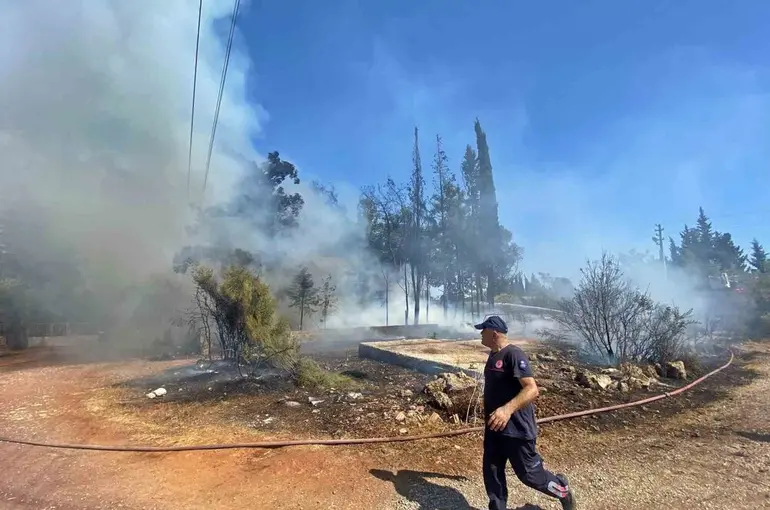 Antalya’da yaşlı kadını sinir krizine sokan yangın
