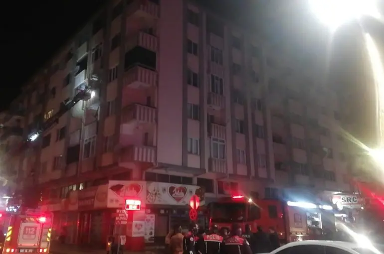Apartmanda çıkan yangında 5 kişi dumandan etkilendi
