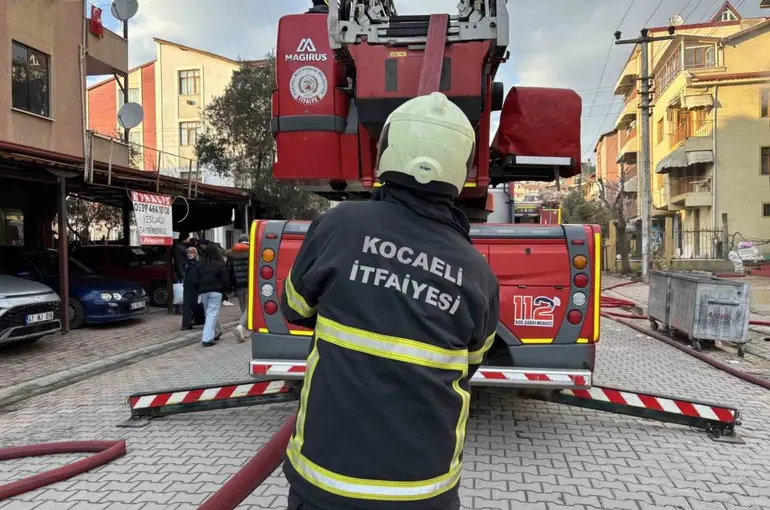 Apartmanın 2. katı alev alev yandı: 5 kişi dumandan etkilendi
