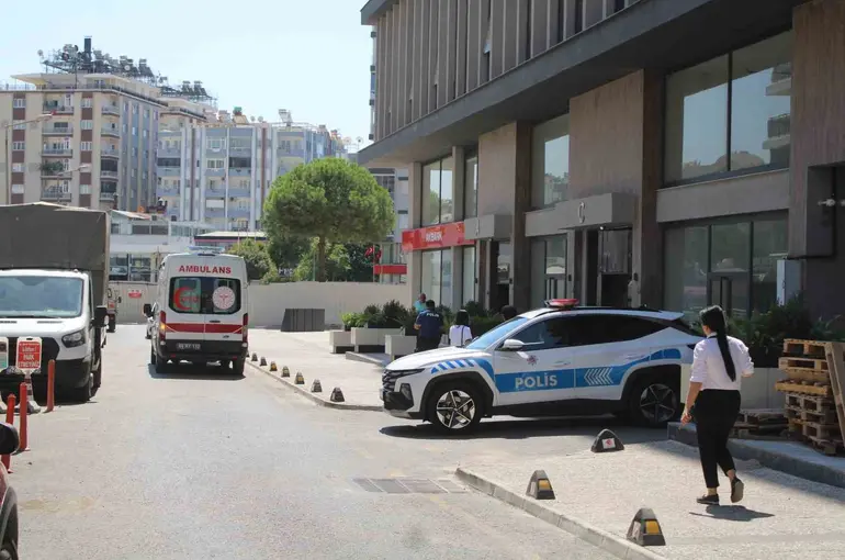 Apartmanın merdivenlerinden düşen yaşlı adam hastanelik oldu
