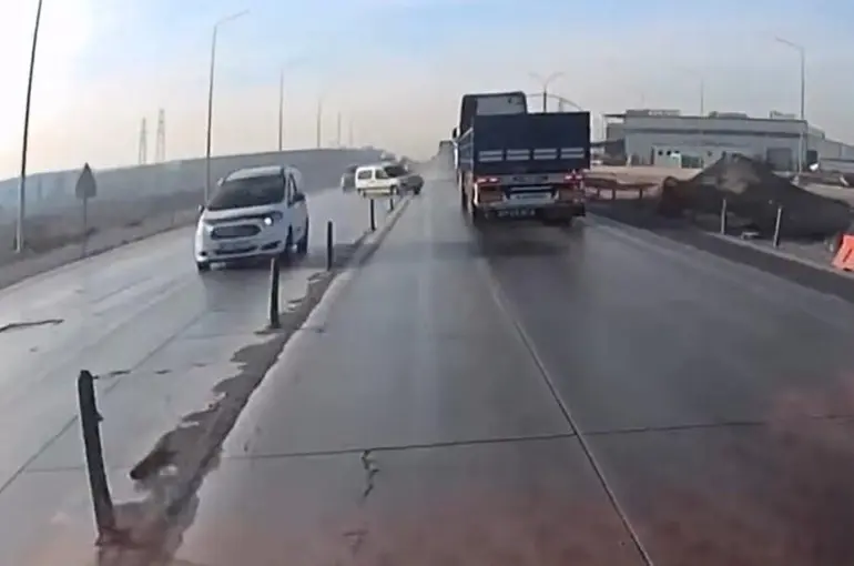 Araç sollamak isterken tırın önünde kaldı: 6 yaralı