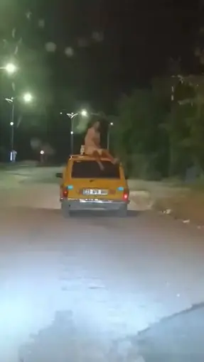 Aracın tavanında tehlikeli yolculuk
