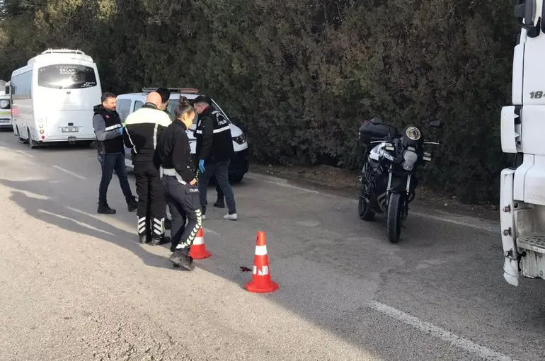 Aracının yanında beklerken servis çarptı