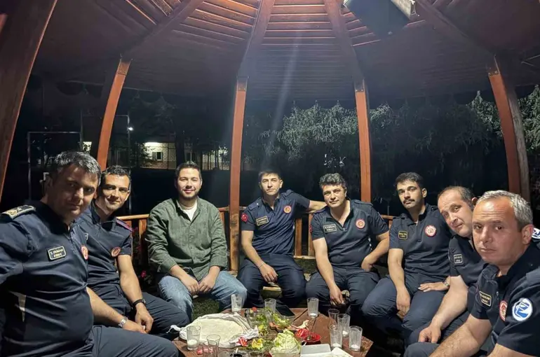 "Araçta kedi var" yazısını dikkate aldı, sevimli 3 yavru kediyi kurtardı
