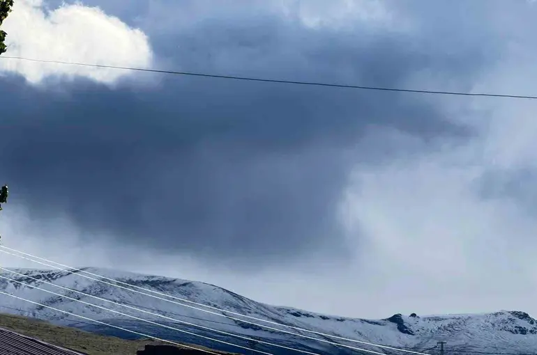 Ardahan’a mevsimin ilk karı yağdı, Kısır Dağı’nın zirvesi beyaza büründü
