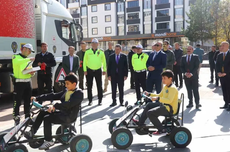 Ardahan’da Mobil Eğitim TIR’ında ilkokul öğrencilerine eğitim
