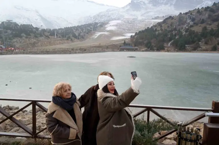 Ardıçlı Gölü buzla kaplandı
