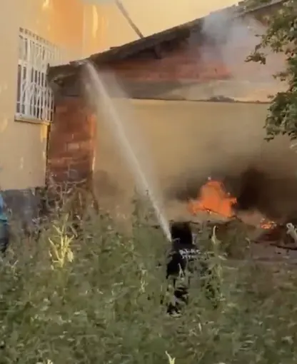 Ardiyede çıkan yangın evi küle çeviriyordu
