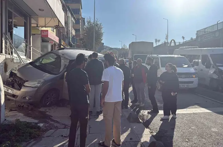 Arnavutköy’de kaza anı kamerada: Çarpışmanın etkisiyle kaldırıma uçtu
