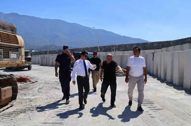 Arsuz’da balıkçı barınağında yenileme çalışmaları sürüyor
