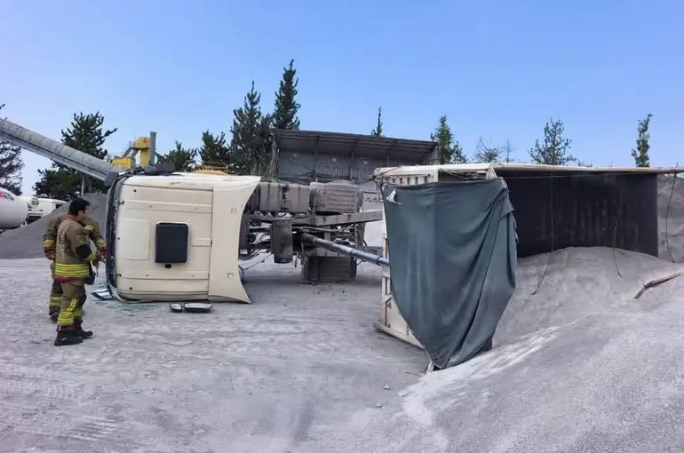 Arsuz’da devrilen kamyonun sürücüsü yaralandı
