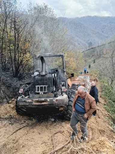 Artvin’de iş makinesi alev aldı
