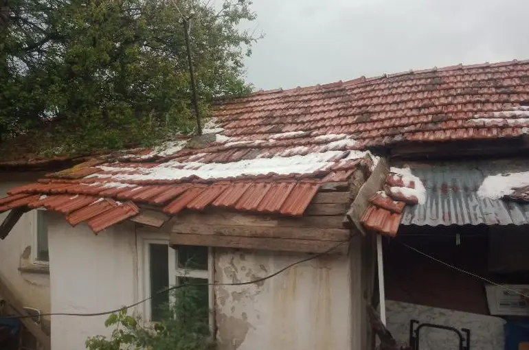 Aşırı sağanak yağış müstakil evin çatısına zarar verdi
