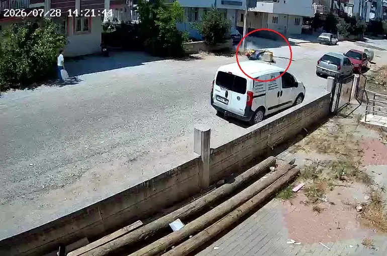 Aşırı sıcaktan etkilenen postacı motosikletiyle aydınlatma direğine çarptı
