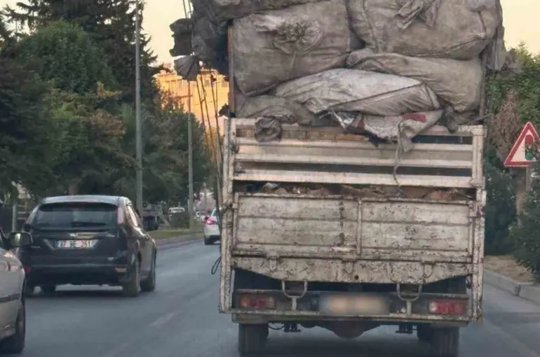 Aşırı yükle trafikte ilerleyip tepkilere neden oldu

