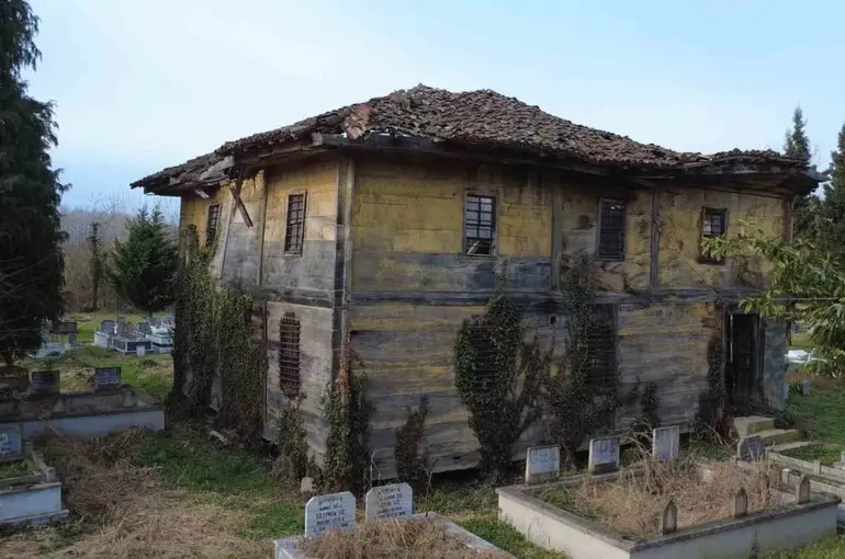 Asırlık cami ilgi bekliyor
