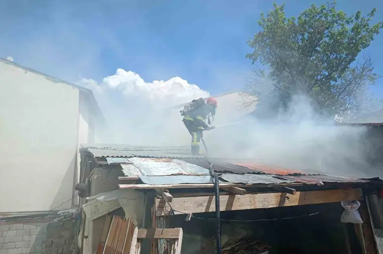 Aşkale’de tandır evinde yangın paniği
