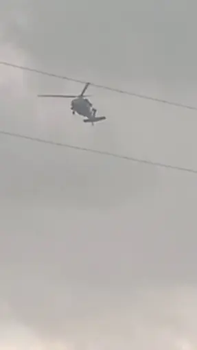 Askeri helikopter dolu ve yağmura yakalandı
