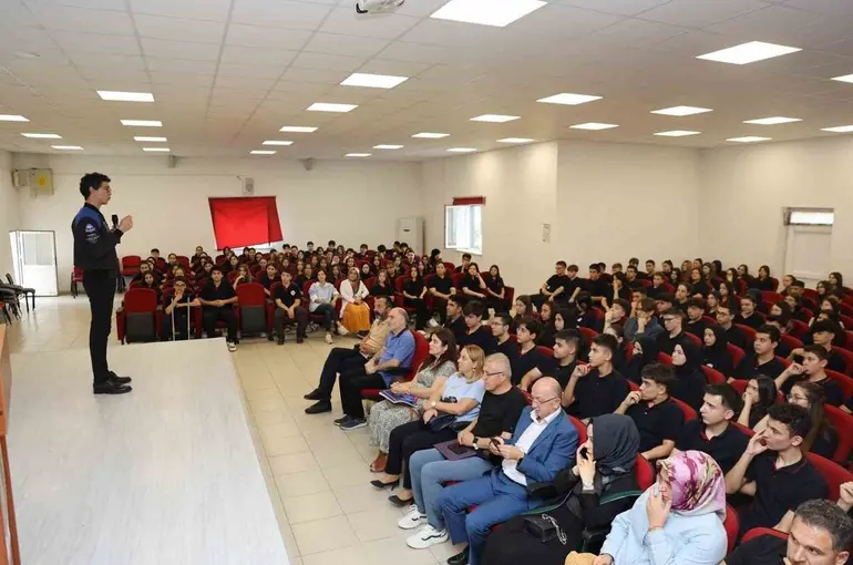 Astronot Atasever, öğrencilere deneyimlerinden bahsetti
