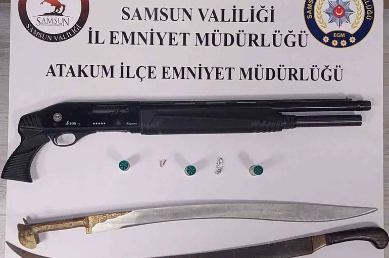 Atakum’da ruhsatsız silah ve kılıç ele geçirildi
