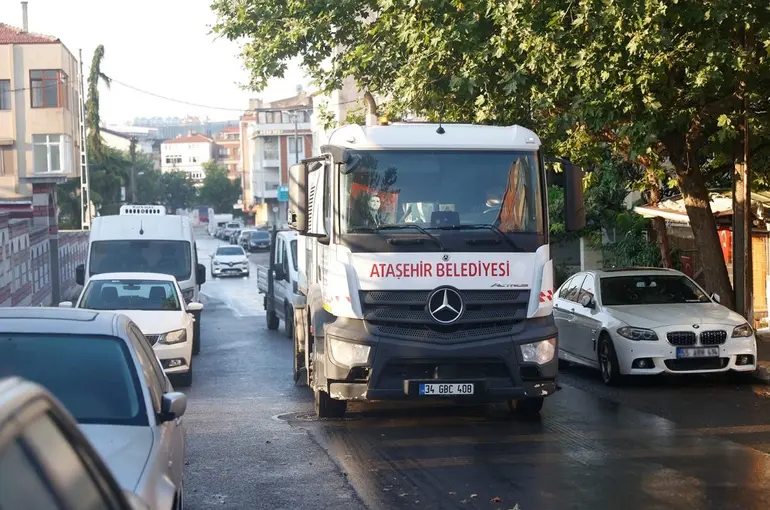 Ataşehir’de temizlik, bakım ve ilaçlama çalışmaları aralıksız sürüyor
