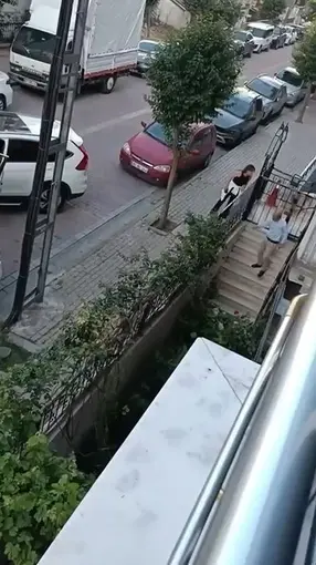 Avcılar’da park yeri tartışması kamerada
