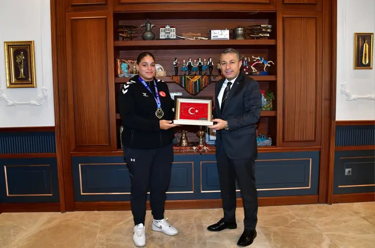 Avrupa Şampiyonu bayan millî boksörleri kabul etti
