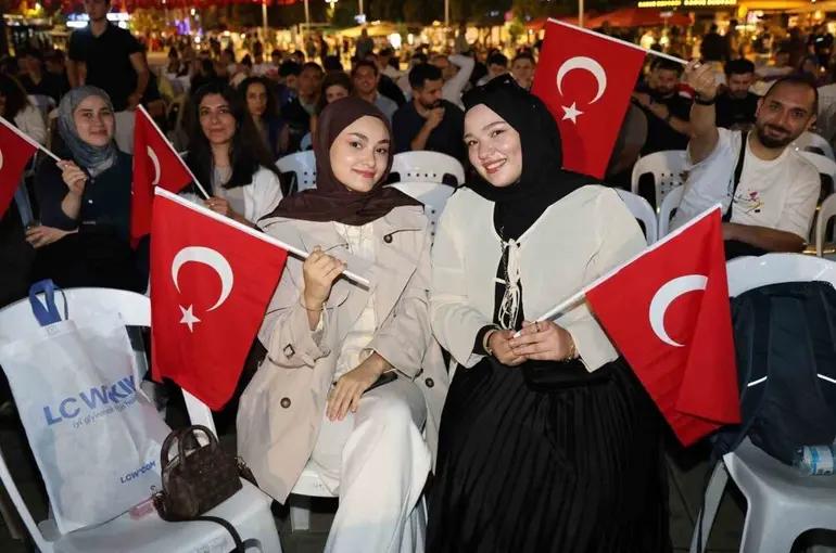Ay yıldızlı coşku meydana sığmadı
