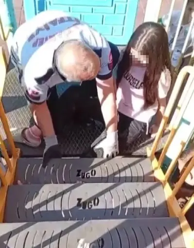 Ayağı parktaki oyun grubuna sıkışan çocuğu itfaiye kurtardı
