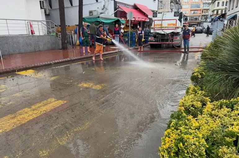 Ayancık’ta yoğun yağış sonrası temizlik çalışması
