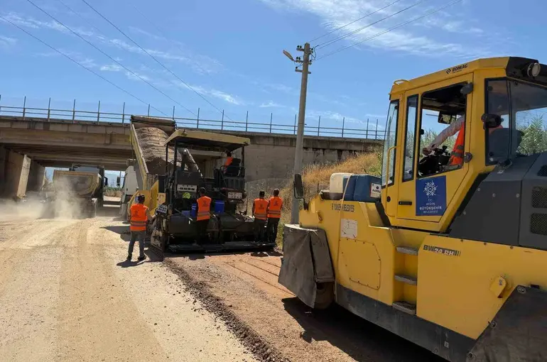 Aydın’ın 17 ilçesinde yol çalışmaları eş zamanlı sürüyor

