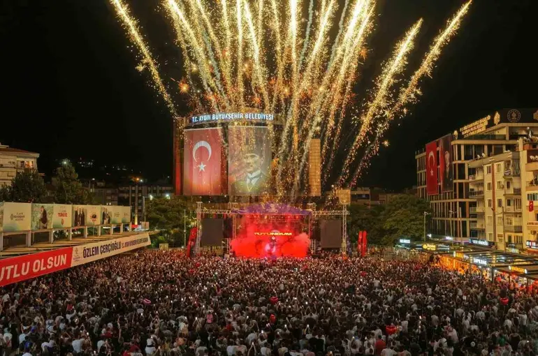 Aydın’ın kurtuluş coşkusu Atatürk Kent Meydanı’na sığmadı
