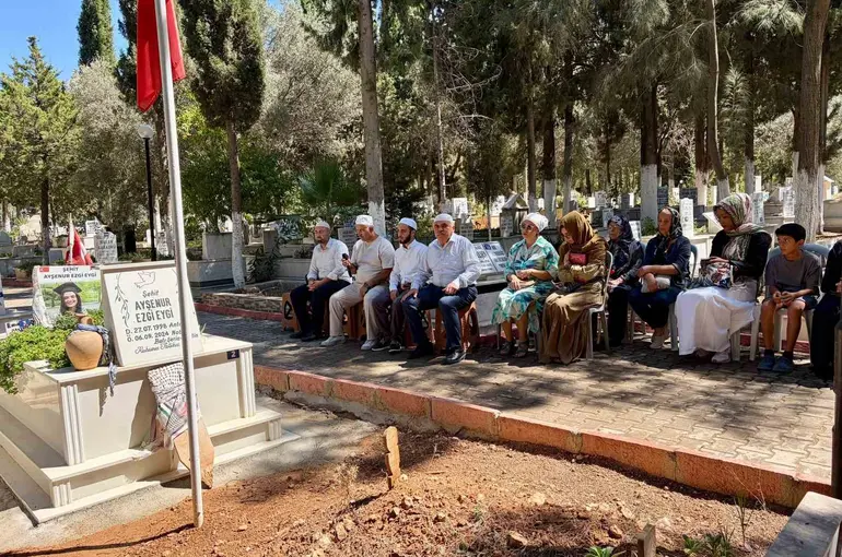 Ayşenur Ezgi Eygi vefatının ikinci yılında mezarı başında dualarla anıldı
