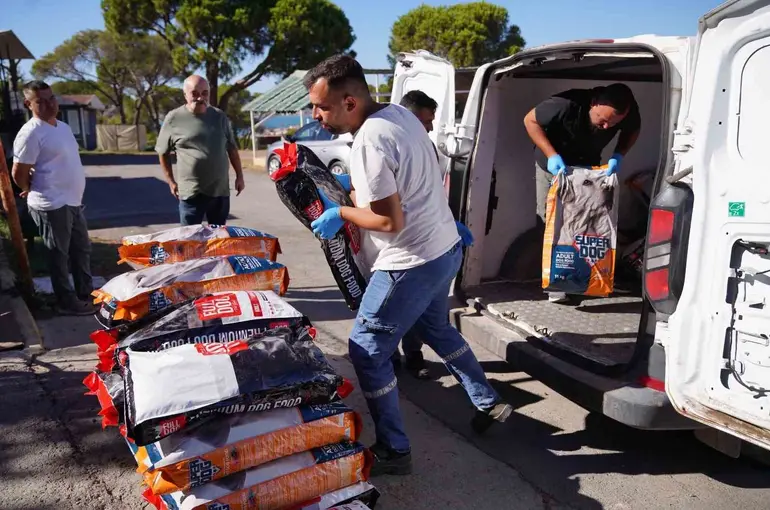 Ayvalık’ta can dostlar için yaklaşık 1 ton mama toplandı
