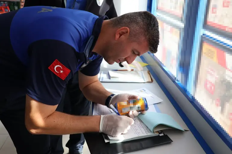 Babaeski’de son kullanma tarihi geçen ürün satan marketlere ceza
