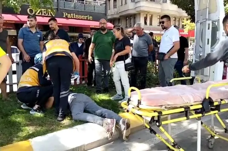 Bafra’da yaya geçidinde kaza: 3 yaralı, kaza anı kamerada

