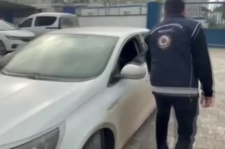 Bagajından 2 kişi çıktı: 8 göçmeni kaçırırken yakalandı
