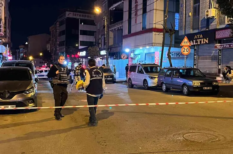 Bağcılar’da seyir halindeki otomobile silahlı saldırı: 2 yaralı
