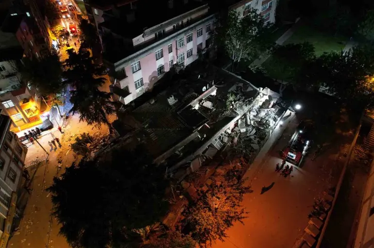 Bahçelievler’de 4 katlı boş bina çöktü
